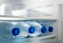 Homem bebeu duas garrafas de água mineral lacradas antes de passar mal em seu local de trabalho