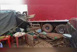 A situação inesperada assustou os moradores da região e pessoas presentes no local, que foram surpreendidas pelo ocorrido.