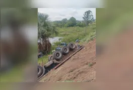 As rodas da carreta ficaram viradas para cima com a violência da queda na ribanceira