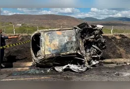 O veículo ficou completamente destruído após a batida com explosão