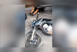 Momento em que populares entraram embaixo da carreta para retirar a moto que ficou embaixo do veículo