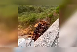Imagens que circulam intensamente nas redes sociais mostram a carreta capotada debaixo da ponte