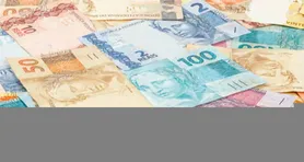 Mesmo com dívidas, aposentados têm direito a manter R$600 mensais para gastos essenciais, como alimentação, remédios e moradia.