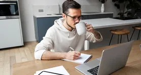 O trabalho é completamente remoto com algumas exigências aos trabalhadores.