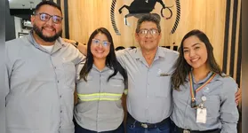 Responsável por preparar os equipamentos para o início das operações, Sebastião (ao centro), hoje trabalha
com seus filhos Marlon (à esquerda), Maitê (ao centro) e Rafaella (à direita).