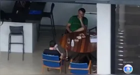 Nikolas usou o celular ao lado de Bolsonaro durante visita na prisão domiciliar; Moraes quer explicações