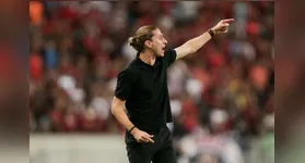 Filipe Luís assinou em 2024 como técnico com um salário inferior a de técnicos de elite no Brasil. Até agora não houve um reajuste.