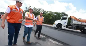 A obra avança em diversas etapas, como a pavimentação de 2,5 quilômetros, além dos serviços de terraplanagem e asfaltamento