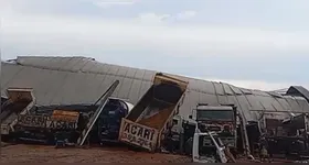 O vento forte derrubou até postes de energia elétrica
