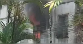 Apartamento é tomado pelas chamas. Corpo de Bombeiros foi acionado para controlar o fogo.