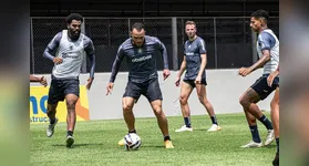 Clube do Remo se prepara para duelo contra Atlético após empate com Vila Nova e terá volta de Caio Vinícius (colete) ao time.
