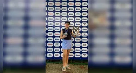 A jovem Maria Antônia exibe troféu conquistado na categoria simples neste sábado, 23