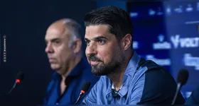 António Oliveira tem respaldo de Marcos Braz (fundo)