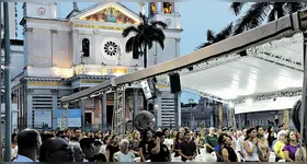 Basílica está fechada desde a última segunda-feira. Enquanto não é reaberta, as missas estão sendo celebradas na Praça Santuário, com a presença de muitos devotos, como Marta Pessoa
