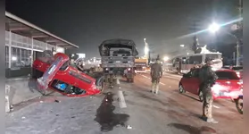 Carro de passeio ficou de cabeça para baixo após colisão