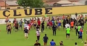 Torcedores também invadiram o campo