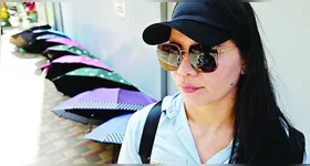 Kendrea Moura, de 36 anos, se protege do sol diariamente ao ir para o trabalho.