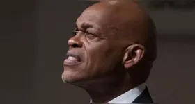 As autoridades informaram ainda que o principal suspeito do crime é Micah Sykes, de 31 anos, filho da vítima.