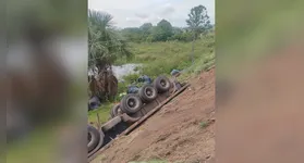As rodas da carreta ficaram viradas para cima com a violência da queda na ribanceira
