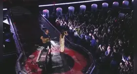 Chris Martin e Anitta agitam público no Mangueirão