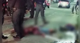 Corpos das duas vítimas estiradas no chão