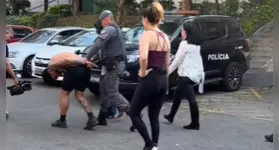 Agressor é levado pelos policiais sob olhar da delegada que deu voz de prisão