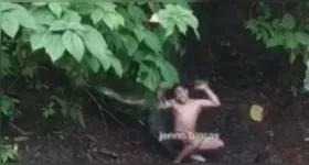 Momento em que cobra gigante avança contra homem na beira de igarapé viraliza nas redes sociais.