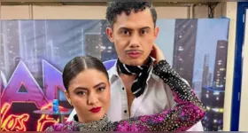 Silvero Pereira e Thais Sousa comemoram a vitória após apresentação no palco do “Domingão”.