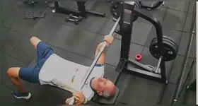 Acidente foi registrado pela câmera de segurança da academia; família cobra acompanhamento profissional e estrutura de primeiros socorros.