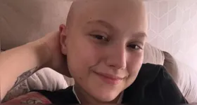 Isabel Veloso, 19, vive uma batalha diária contra o linfoma de Hodgkin e está novamente entubada após diagnóstico de pneumonia grave.