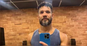 Ex-BBB Juninho volta aos holofotes após nova cena íntima com influenciador viralizar nas redes sociais.