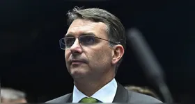 Flávio Bolsonaro se prepara para a corrida presidencial, enquanto Tarcísio de Freitas enfrenta pressão.