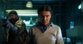 Eleven (Millie Bobby Brown) e Hopper (David Harbour) retornam para a luta derradeira contra Vecna, o vilão central da temporada final de Stranger Things.