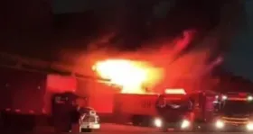 Ao menos 80 bombeiros de 15 unidades operacionais estiveram no local para controlar as chamas