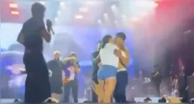 Após o beijo, a jovem subiu ao palco e anunciou o fim do relacionamento diante de milhares de pessoas.