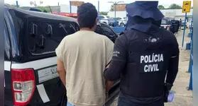 Professor conduzido pelos policiais