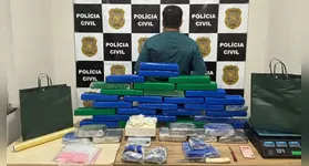 O suspeito foi apresentado junto com o entorpecente