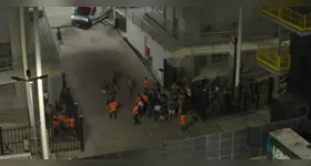 Torcedores, indignados com o resultado, tentaram invadir o campo e chegaram a pular a grade.