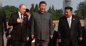 Trio de presidentes em assunto aleatório em desfile