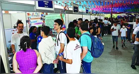 Praça do Artista do Centur ficou tomada de estudantes em busca de informações sobre os cursos
