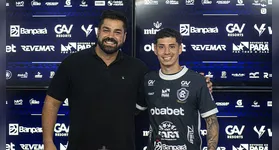 Meia Yago Ferreira ao lado do gerente de futebol Daniel Dambrós