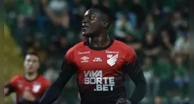 Atacante foi o nome da virada com dois gols