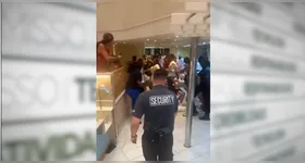 No vídeo é possível ouvir ainda um passageiro questionando: “Cadê a segurança?!”, enquanto agentes da tripulação tentavam, sem sucesso, conter os envolvidos.