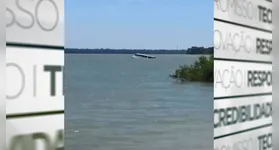 Vídeos que circulam nas redes sociais mostram a embarcação naufragando no meio do rio, já sem os tripulantes.