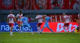 Lance polêmico em favor do Paysandu acabou não sendo marcado após revisão do VAR.
