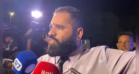 Durante a roda de oração realizada em frente ao condomínio residencial do ex-presidente em Brasília, Ismael Lopes direcionou críticas à condução da pandemia de Covid-19.