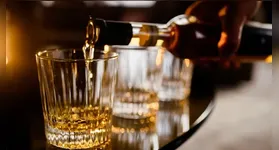 Primeiro caso suspeito de intoxicação por metanol em Belém ganha novo desdobramento, com a apreensão e perícia de garrafas de bebidas.