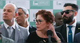 Câmara dos Deputados mantém mandato de Carla Zambelli, mesmo presa na Itália.