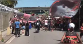 Reforço policial cerca o Galeão e impede torcedores de chegarem ao ônibus do Flamengo no 'AeroFla'