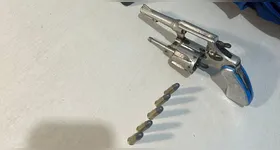 Revólver apreendido pela PM estava dentro de uma mochila infantil ao lado da cama onde a criança foi encontrada.